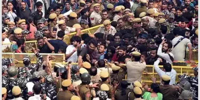 വെർച്വൽ ക്യൂ ബുക്കിംഗ് തൊണ്ണൂറായിരമായി കുറച്ചെങ്കിലും ശബരിമലയിൽ തിരക്ക് കുറയില്ല വെർച്വൽ ക്യൂ ബുക്കിംഗ് തൊണ്ണൂറായിരമായി കുറച്ചെങ്കിലും ശബരിമലയിൽ തിരക്ക് കുറയില്ല