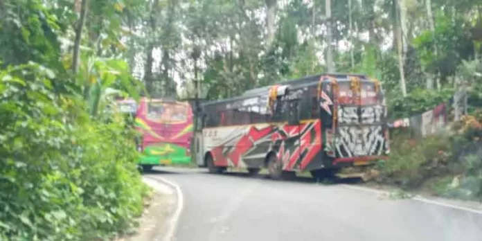 ശബരിമല തീർത്ഥാടകരുടെ വലിയ വാഹനങ്ങൾക്ക് കെണിയായി മുക്കട അത്തിക്കയം റോഡിലെ പഞ്ചാരമുക്ക് കയറ്റം ശബരിമല തീർത്ഥാടകരുടെ വലിയ വാഹനങ്ങൾക്ക് കെണിയായി മുക്കട അത്തിക്കയം റോഡിലെ പഞ്ചാരമുക്ക് കയറ്റം