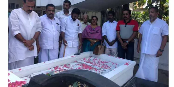 ജോർജ് മാത്യുവിന്റെ കല്ലറയിൽ കേരള കോൺഗ്രസ് ജില്ലാ കമ്മിറ്റിയുടെ നേതൃത്വത്തിൽ പുഷ്പാർച്ചന നടത്തി ജോർജ് മാത്യുവിന്റെ കല്ലറയിൽ കേരള കോൺഗ്രസ് ജില്ലാ കമ്മിറ്റിയുടെ നേതൃത്വത്തിൽ പുഷ്പാർച്ചന നടത്തി
