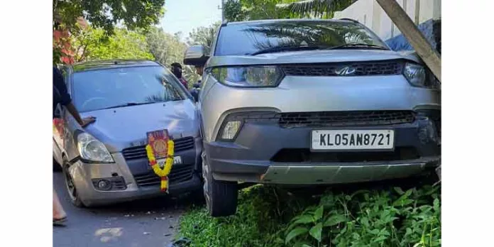 അത്തിക്കയത്ത് ശബരിമല തീർത്ഥാടകരുടെ വാഹനം അപകടത്തില്പ്പെട്ടു അത്തിക്കയത്ത് ശബരിമല തീർത്ഥാടകരുടെ വാഹനം അപകടത്തില്പ്പെട്ടു