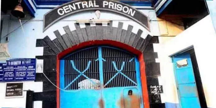 തടവുകാര്ക്കു നല്കാന് സിഗരറ്റ് കടത്തി ; ഡെപ്യൂട്ടി പ്രിസണ് ഓഫീസര് പിടിയില് തടവുകാര്ക്കു നല്കാന് സിഗരറ്റ് കടത്തി ; ഡെപ്യൂട്ടി പ്രിസണ് ഓഫീസര് പിടിയില്