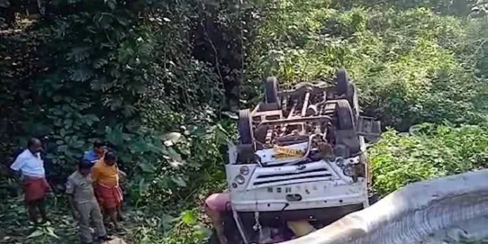 ശബരിമല തീര്ഥാടകരുടെ വാഹനം മറിഞ്ഞ് പത്തുവയസ്സുകാരി മരിച്ചു ശബരിമല തീര്ഥാടകരുടെ വാഹനം മറിഞ്ഞ് പത്തുവയസ്സുകാരി മരിച്ചു