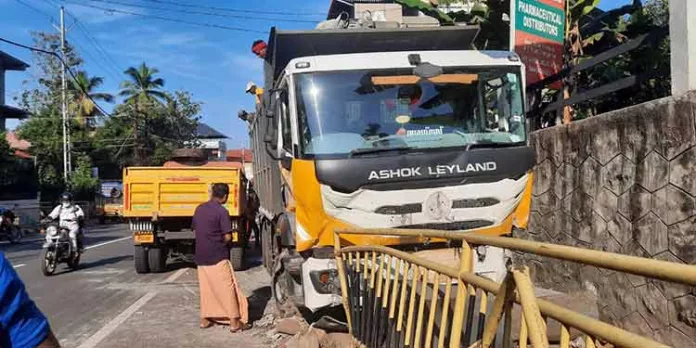 ടോറസ് ഫുട്പാത്തിലേക്ക് ഇടിച്ച് കയറി വൻ നാശനഷ്ടം ടോറസ് ഫുട്പാത്തിലേക്ക് ഇടിച്ച് കയറി വൻ നാശനഷ്ടം
