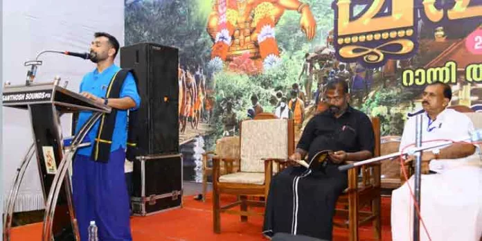 ഏകത്വവും അനശ്വരതയും കാട്ടിത്തരുന്ന അദ്വൈത ബോധത്തിലേക്ക് ഭക്തരെ ഉയർത്തുന്ന ദർശനമാണ് അയ്യപ്പ ദർശനം : ഹരി വാര്യർ ഏകത്വവും അനശ്വരതയും കാട്ടിത്തരുന്ന അദ്വൈത ബോധത്തിലേക്ക് ഭക്തരെ ഉയർത്തുന്ന ദർശനമാണ് അയ്യപ്പ ദർശനം : ഹരി വാര്യർ
