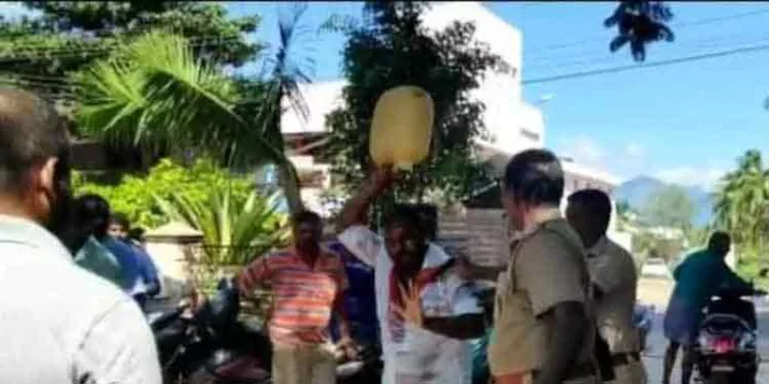 പ്രതിഷേധത്തിനിടെ ദേഹത്ത് മണ്ണെണ്ണ ഒഴിച്ച് ഡിഎംകെ കൗണ്സിലറുടെ ആത്മഹത്യ ശ്രമം പ്രതിഷേധത്തിനിടെ ദേഹത്ത് മണ്ണെണ്ണ ഒഴിച്ച് ഡിഎംകെ കൗണ്സിലറുടെ ആത്മഹത്യ ശ്രമം