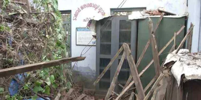 ആനന്ദപ്രദായിനി ഗ്രന്ഥശാല കെട്ടിടം തകർന്നു വീണു ആനന്ദപ്രദായിനി ഗ്രന്ഥശാല കെട്ടിടം തകർന്നു വീണു