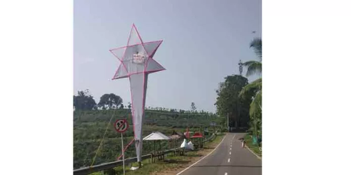 അട്ടച്ചാക്കൽ കുമ്പളാംപൊയ്ക റോഡിലെ ചെങ്ങറ വ്യൂ പോയിന്റിൽ കൂറ്റൻ വാൽ നക്ഷത്രം ഒരുക്കി യുവാക്കൾ അട്ടച്ചാക്കൽ കുമ്പളാംപൊയ്ക റോഡിലെ ചെങ്ങറ വ്യൂ പോയിന്റിൽ കൂറ്റൻ വാൽ നക്ഷത്രം ഒരുക്കി യുവാക്കൾ