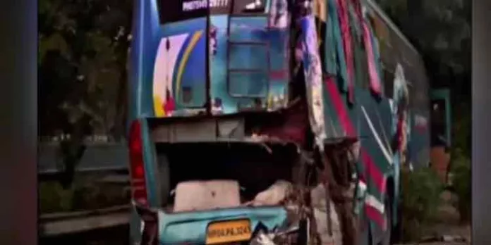 ബസ്സുകൾ കൂട്ടിയിടിച്ച് അപകടം : മൂന്ന് മരണം, നിരവധി പേർക്ക് പരിക്ക് ബസ്സുകൾ കൂട്ടിയിടിച്ച് അപകടം : മൂന്ന് മരണം, നിരവധി പേർക്ക് പരിക്ക്