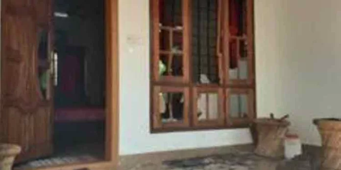 വീടു കയറി അക്രമണം ; തിരുവല്ലയില് ഗുണ്ടാ സംഘം വീടും വാഹനങ്ങളും അടിച്ചു തകര്ത്തു വീടു കയറി അക്രമണം ; തിരുവല്ലയില് ഗുണ്ടാ സംഘം വീടും വാഹനങ്ങളും അടിച്ചു തകര്ത്തു