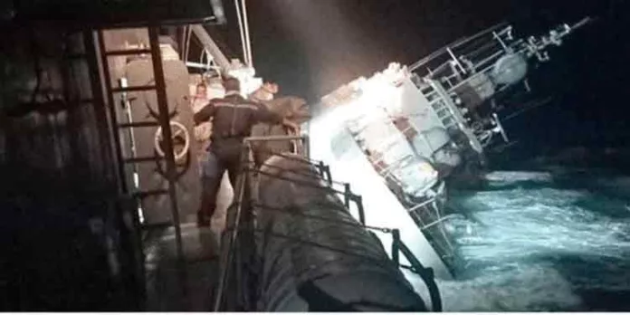 തായ് യുദ്ധക്കപ്പല് മുങ്ങി : 73 പേരെ രക്ഷിച്ചു – 33 സൈനികര്ക്കായി തിരച്ചില് തായ് യുദ്ധക്കപ്പല് മുങ്ങി : 73 പേരെ രക്ഷിച്ചു – 33 സൈനികര്ക്കായി തിരച്ചില്