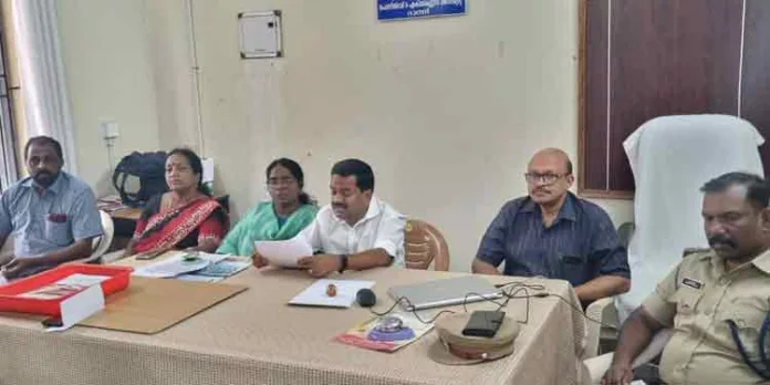 പുനലൂർ – മൂവാറ്റുപുഴ സംസ്ഥാന പാതയിലെ റാന്നി മേഖലയില് സ്ഥിതിചെയ്യുന്ന ട്രാൻസ്ഫോർമറുകളുടെ അപകടാവസ്ഥ പരിശോധിക്കുന്നു പുനലൂർ – മൂവാറ്റുപുഴ സംസ്ഥാന പാതയിലെ റാന്നി മേഖലയില് സ്ഥിതിചെയ്യുന്ന ട്രാൻസ്ഫോർമറുകളുടെ അപകടാവസ്ഥ പരിശോധിക്കുന്നു