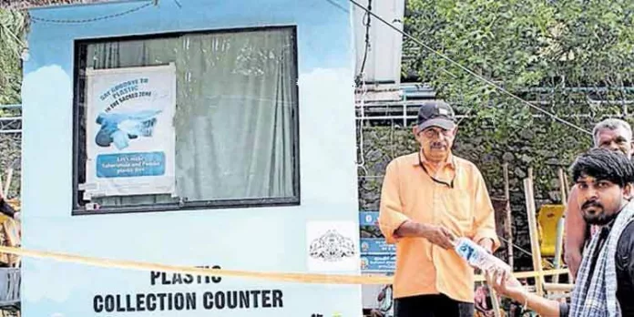 അയ്യപ്പ സന്നിധാനത്തെ പ്ലാസ്റ്റിക് വിമുക്തമാക്കാനുള്ള ഒറ്റയാൾ പോരാട്ടത്തില് കോഴിക്കോട് സ്വദേശി സുരേഷ് കുമാര് അയ്യപ്പ സന്നിധാനത്തെ പ്ലാസ്റ്റിക് വിമുക്തമാക്കാനുള്ള ഒറ്റയാൾ പോരാട്ടത്തില് കോഴിക്കോട് സ്വദേശി സുരേഷ് കുമാര്