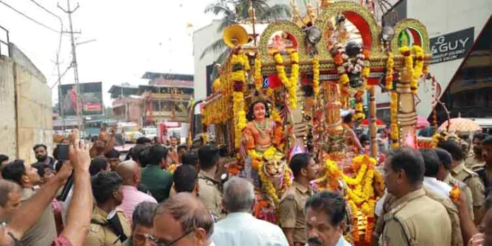 തങ്ക അങ്കിയ്ക്ക് സ്വീകരണം നൽകി തങ്ക അങ്കിയ്ക്ക് സ്വീകരണം നൽകി