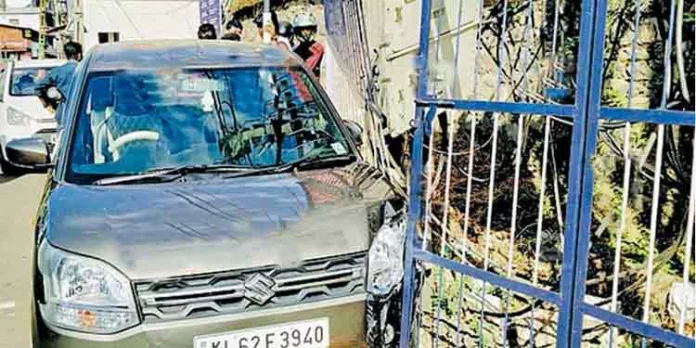 കോന്നി–പ്ലാച്ചേരി പാതയുടെ പണിക്കിടെ റോഡിലായ ട്രാൻസ്ഫോമറിന്റെ വേലിക്കെട്ടിൽ കാർ ഇടിച്ച് കയറി കോന്നി–പ്ലാച്ചേരി പാതയുടെ പണിക്കിടെ റോഡിലായ ട്രാൻസ്ഫോമറിന്റെ വേലിക്കെട്ടിൽ കാർ ഇടിച്ച് കയറി