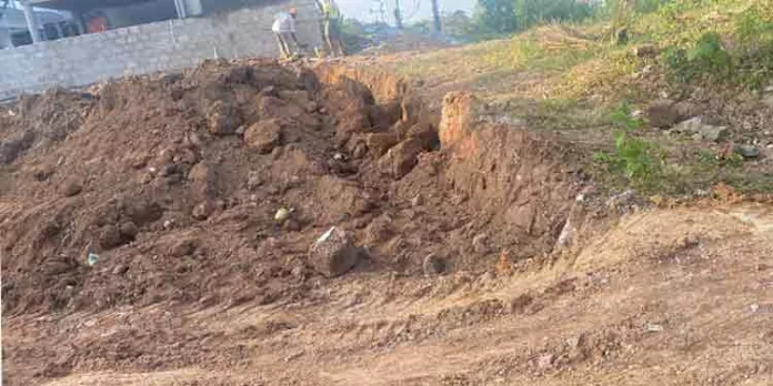 കല്ലുവാതുക്കലില് മണ്ണ് കടത്തല് ; നാട്ടുകാർ തടഞ്ഞു കല്ലുവാതുക്കലില് മണ്ണ് കടത്തല് ; നാട്ടുകാർ തടഞ്ഞു