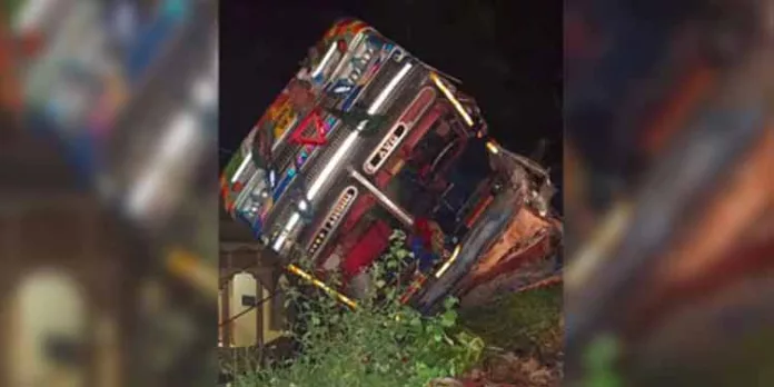 താമരശ്ശേരി ചുരത്തില് ഓറഞ്ചുമായി വന്ന ചരക്കുലോറി പള്ളിയുടെ മുകളിലേക്ക് മറിഞ്ഞു താമരശ്ശേരി ചുരത്തില് ഓറഞ്ചുമായി വന്ന ചരക്കുലോറി പള്ളിയുടെ മുകളിലേക്ക് മറിഞ്ഞു