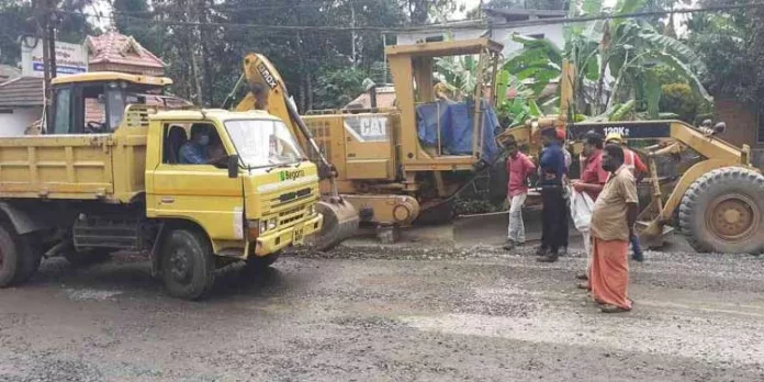 പന്തളത്ത് റോഡ് പുനർനിർമാണ ജോലികൾ നാട്ടുകാർ തടഞ്ഞു പന്തളത്ത് റോഡ് പുനർനിർമാണ ജോലികൾ നാട്ടുകാർ തടഞ്ഞു