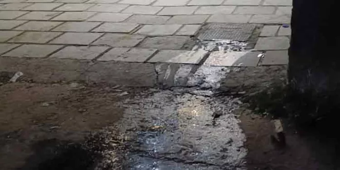 സ്വകാര്യ സ്ഥാപനത്തിൽ നിന്ന് മാലിന്യ ടാങ്ക് നിറഞ്ഞ് ഹൈവേയിലേക്ക് മാലിന്യം ഒഴുകുന്നതായി പരാതി സ്വകാര്യ സ്ഥാപനത്തിൽ നിന്ന് മാലിന്യ ടാങ്ക് നിറഞ്ഞ് ഹൈവേയിലേക്ക് മാലിന്യം ഒഴുകുന്നതായി പരാതി