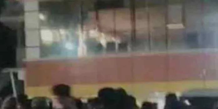 വാഹനം പാര്ക്ക് ചെയ്യുന്നതുമായി ബന്ധപ്പെട്ട തര്ക്കം : വിജിലന്സ് സിഐയ്ക്ക് നേരെ ആള്ക്കൂട്ട ആക്രമണം വാഹനം പാര്ക്ക് ചെയ്യുന്നതുമായി ബന്ധപ്പെട്ട തര്ക്കം : വിജിലന്സ് സിഐയ്ക്ക് നേരെ ആള്ക്കൂട്ട ആക്രമണം