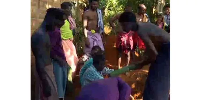 കയ്യിലെ കാനുല നീക്കിയില്ല ; ആദിവാസി യുവാവിന്റെ മൃതദേഹത്തോട് അനാദരം കയ്യിലെ കാനുല നീക്കിയില്ല ; ആദിവാസി യുവാവിന്റെ മൃതദേഹത്തോട് അനാദരം