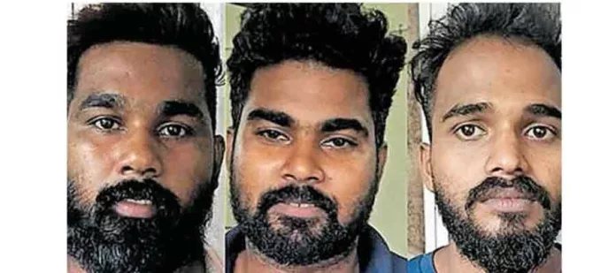 ക്ഷേത്ര പൂജാരിയെ മർദ്ദിച്ച സംഭവo ; മൂന്ന് പ്രതികൾ പോലീസ് സ്റ്റേഷനിൽ കീഴടങ്ങി ക്ഷേത്ര പൂജാരിയെ മർദ്ദിച്ച സംഭവo ; മൂന്ന് പ്രതികൾ പോലീസ് സ്റ്റേഷനിൽ കീഴടങ്ങി