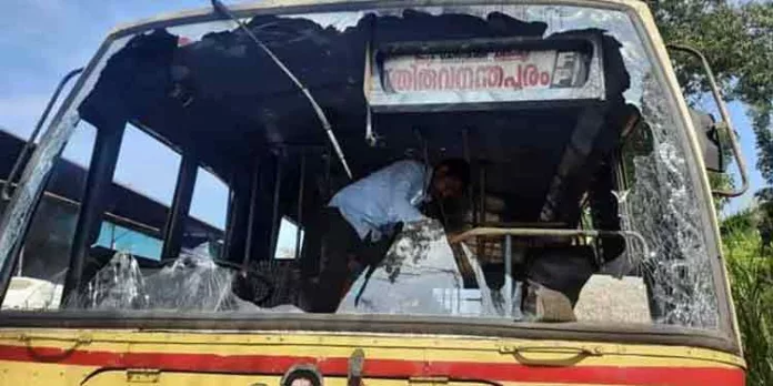 ഓടിക്കൊണ്ടിരുന്ന കെഎസ്ആര്ടിസി ബസിന്റെ ചില്ല് തകര്ന്നു വീണു : ഡ്രൈവര്ക്ക് പരുക്ക് ഓടിക്കൊണ്ടിരുന്ന കെഎസ്ആര്ടിസി ബസിന്റെ ചില്ല് തകര്ന്നു വീണു : ഡ്രൈവര്ക്ക് പരുക്ക്