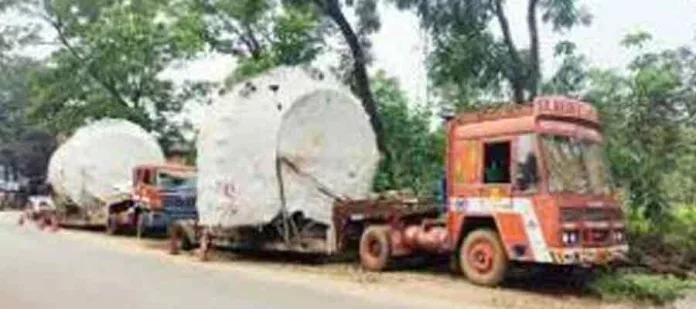 അടിവാരത്ത് തടഞ്ഞിട്ട ഭീമന് ട്രെയിലറുകള് രണ്ടും കടത്തിവിടാന് കോഴിക്കോട് ജില്ലാ ഭരണകൂടത്തിന്റെ അനുമതി അടിവാരത്ത് തടഞ്ഞിട്ട ഭീമന് ട്രെയിലറുകള് രണ്ടും കടത്തിവിടാന് കോഴിക്കോട് ജില്ലാ ഭരണകൂടത്തിന്റെ അനുമതി