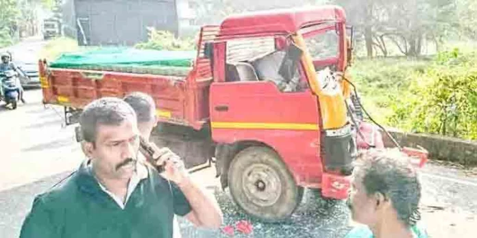 സ്കൂൾ ബസിന് പിന്നിൽ ടിപ്പർ ലോറി ഇടിച്ചു ; വിദ്യാർഥികൾക്ക് പരിക്കേറ്റു സ്കൂൾ ബസിന് പിന്നിൽ ടിപ്പർ ലോറി ഇടിച്ചു ; വിദ്യാർഥികൾക്ക് പരിക്കേറ്റു