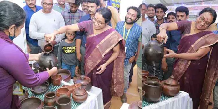 ദേശീയ സരസ് മേളയിൽ മാന്ത്രിക കൂജയുമായി നിലമ്പൂരിൽ നിന്നുള്ള ദമ്പതികൾ ദേശീയ സരസ് മേളയിൽ മാന്ത്രിക കൂജയുമായി നിലമ്പൂരിൽ നിന്നുള്ള ദമ്പതികൾ