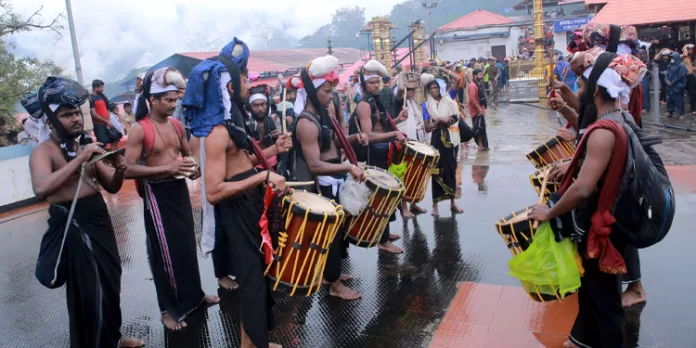 സന്നിധാനത്ത് മേള വിസ്മയം തീര്ത്ത് വാദ്യകലാകാരന്മാര് സന്നിധാനത്ത് മേള വിസ്മയം തീര്ത്ത് വാദ്യകലാകാരന്മാര്