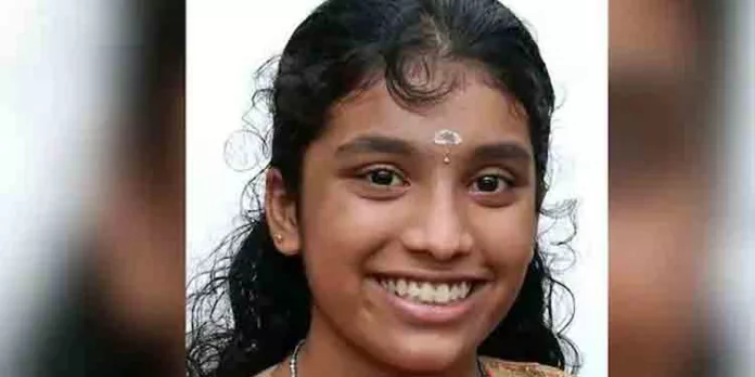 അച്ഛനൊപ്പം ബൈക്കില് സഞ്ചരിച്ചിരുന്ന വിദ്യാര്ത്ഥിനി ലോറി ഇടിച്ച് മരിച്ചു അച്ഛനൊപ്പം ബൈക്കില് സഞ്ചരിച്ചിരുന്ന വിദ്യാര്ത്ഥിനി ലോറി ഇടിച്ച് മരിച്ചു