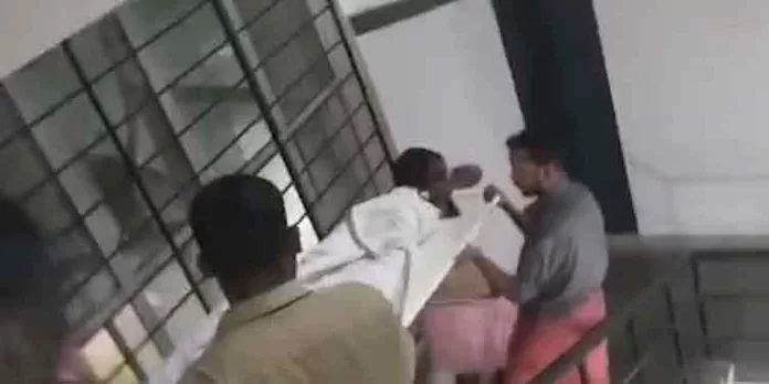കളമശേരി മെഡിക്കല് കോളേജില് ലിഫ്റ്റ് പണിമുടക്കി ; മൃതദേഹം ചുമന്ന് ഇറക്കി കളമശേരി മെഡിക്കല് കോളേജില് ലിഫ്റ്റ് പണിമുടക്കി ; മൃതദേഹം ചുമന്ന് ഇറക്കി
