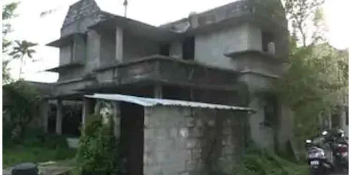 2500 ചതുരശ്ര അടിയിലേറെ വലുപ്പമുള്ള വീട് കാട് കയറി നശിക്കുന്നു – മുറ്റത്ത് ഇന്നോവാ തുരുമ്പെടുക്കുന്നു ; കുടുംബത്തെ കാണാതായിട്ട് നാല് വര്ഷം 2500 ചതുരശ്ര അടിയിലേറെ വലുപ്പമുള്ള വീട് കാട് കയറി നശിക്കുന്നു – മുറ്റത്ത് ഇന്നോവാ തുരുമ്പെടുക്കുന്നു ; കുടുംബത്തെ കാണാതായിട്ട് നാല് വര്ഷം