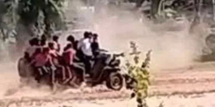 തുറന്ന ജീപ്പില് സ്കൂള് വിദ്യാര്ത്ഥികളുടെ അഭ്യാസപ്രകടനം ; കേസെടുത്ത് പോലീസ് തുറന്ന ജീപ്പില് സ്കൂള് വിദ്യാര്ത്ഥികളുടെ അഭ്യാസപ്രകടനം ; കേസെടുത്ത് പോലീസ്