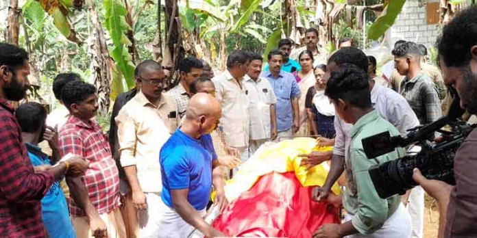 ശാരദയുടെ മൃതദേഹം സംസ്കരിക്കാൻ ഭൂമി വിട്ടു നൽകി സിപിഐ ജില്ലാ കൗൺസിൽ അംഗം വിജയ വിത്സൻ ശാരദയുടെ മൃതദേഹം സംസ്കരിക്കാൻ ഭൂമി വിട്ടു നൽകി സിപിഐ ജില്ലാ കൗൺസിൽ അംഗം വിജയ വിത്സൻ
