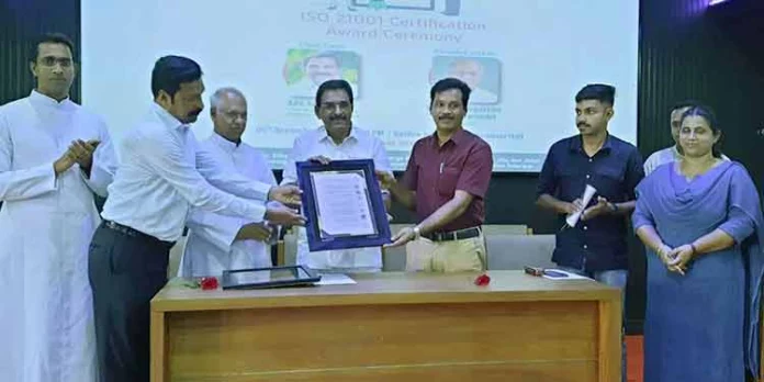 അരുവിത്തുറ കോളേജിൽ ഐഎസ്ഒ സർട്ടിഫിക്കറ്റ് ദാന ചടങ്ങ് നടന്നു അരുവിത്തുറ കോളേജിൽ ഐഎസ്ഒ സർട്ടിഫിക്കറ്റ് ദാന ചടങ്ങ് നടന്നു