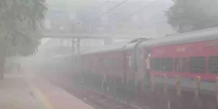 ട്രെയിന് വൈകി ഓടുന്നതിനാല് യാത്ര റദ്ദാക്കേണ്ടി വരികയാണെങ്കില് നിങ്ങള്ക്ക് എളുപ്പത്തില് തന്നെ പണം തിരികെ ലഭിക്കും ട്രെയിന് വൈകി ഓടുന്നതിനാല് യാത്ര റദ്ദാക്കേണ്ടി വരികയാണെങ്കില് നിങ്ങള്ക്ക് എളുപ്പത്തില് തന്നെ പണം തിരികെ ലഭിക്കും
