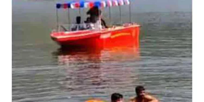ഓടിക്കൊണ്ടിരുന്ന കാര് ചിറയില് വീണ് രണ്ട് പേര് മരിച്ചു ഓടിക്കൊണ്ടിരുന്ന കാര് ചിറയില് വീണ് രണ്ട് പേര് മരിച്ചു