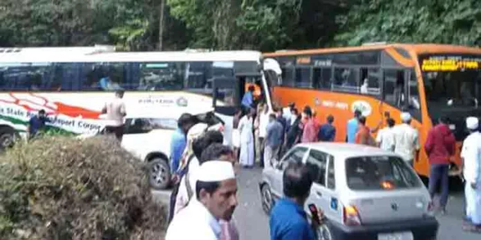 ഗതാഗത കുരുക്ക് : താമരശേരി ചുരത്തില് കെഎസ്ആര്ടിസിയുടെ മള്ട്ടി ആക്സില് വോള്വോ ബസ് കുടുങ്ങി ഗതാഗത കുരുക്ക് : താമരശേരി ചുരത്തില് കെഎസ്ആര്ടിസിയുടെ മള്ട്ടി ആക്സില് വോള്വോ ബസ് കുടുങ്ങി