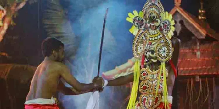 ഭൈരവിയും കാലനും വിളങ്ങി : തെള്ളിയൂരിൽ നാളെ വലിയപടണി ഭൈരവിയും കാലനും വിളങ്ങി : തെള്ളിയൂരിൽ നാളെ വലിയപടണി