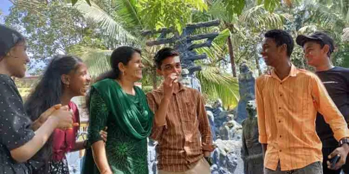 ക്രിസ്മസ് നവവത്സര സമാനങ്ങളുമായി ശിഷ്യഗണങ്ങൾ എത്തിയപ്പോൾ അവർക്ക് അപ്രതീക്ഷിത സമ്മാനം നൽകി അജിനി ടീച്ചർ ക്രിസ്മസ് നവവത്സര സമാനങ്ങളുമായി ശിഷ്യഗണങ്ങൾ എത്തിയപ്പോൾ അവർക്ക് അപ്രതീക്ഷിത സമ്മാനം നൽകി അജിനി ടീച്ചർ