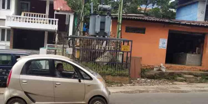 നാട്ടുകാര്ക്ക് ഭീഷണിയായ ട്രാന്ഫോര്മര് മാറ്റി സ്ഥാപിക്കണം : ആവശ്യം ശക്തമാകുന്നു നാട്ടുകാര്ക്ക് ഭീഷണിയായ ട്രാന്ഫോര്മര് മാറ്റി സ്ഥാപിക്കണം : ആവശ്യം ശക്തമാകുന്നു