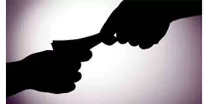 കൈക്കൂലി : അഞ്ച് എക്സൈസ് ഉദ്യോഗസ്ഥരെ സസ്പെന്ഡ് ചെയ്തു കൈക്കൂലി : അഞ്ച് എക്സൈസ് ഉദ്യോഗസ്ഥരെ സസ്പെന്ഡ് ചെയ്തു