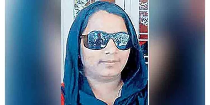മറ്റൊരു ബസിന് സൈഡ് കൊടുക്കുന്നതിനിടെ റോഡിലേക്ക് നീണ്ടുനിന്ന മരക്കൊമ്പ് മുഖത്തടിച്ച് യുവതിയുടെ കാഴ്ച ഭാഗികമായി നഷ്ടമായി മറ്റൊരു ബസിന് സൈഡ് കൊടുക്കുന്നതിനിടെ റോഡിലേക്ക് നീണ്ടുനിന്ന മരക്കൊമ്പ് മുഖത്തടിച്ച് യുവതിയുടെ കാഴ്ച ഭാഗികമായി നഷ്ടമായി
