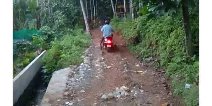 കിഴക്കുപുറം- മേലകത്തുപടി- കണ്ടത്തുകാരോട്ട് കണ്ടത്തി കുരിശുമുട്റോഡ് സഞ്ചാരയോഗ്യമാക്കണo കിഴക്കുപുറം- മേലകത്തുപടി- കണ്ടത്തുകാരോട്ട് കണ്ടത്തി കുരിശുമുട്റോഡ് സഞ്ചാരയോഗ്യമാക്കണo