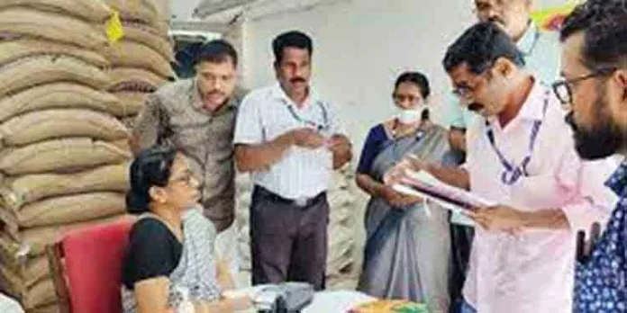 റേഷൻ കടകളിൽ കളക്ടർ മിന്നൽ പരിശോധന നടത്തി റേഷൻ കടകളിൽ കളക്ടർ മിന്നൽ പരിശോധന നടത്തി