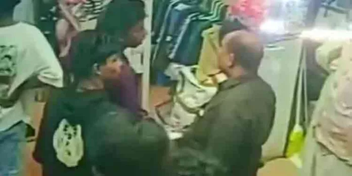 ഗുണ്ടാ ആക്രമണം : ബേക്കറിയിലെ കേക്കുകൾ നശിപ്പിച്ചു , 46,300 രൂപയും ഫോണുകളും സംഘം കവർന്നു ഗുണ്ടാ ആക്രമണം : ബേക്കറിയിലെ കേക്കുകൾ നശിപ്പിച്ചു , 46,300 രൂപയും ഫോണുകളും സംഘം കവർന്നു
