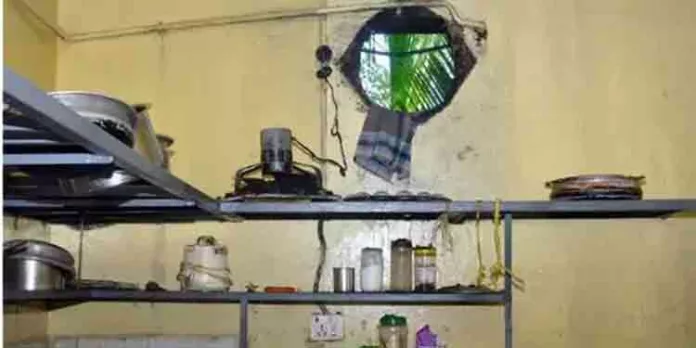 ചേര്ത്തലയിലെ സ്വകാര്യ ബസ് സ്റ്റാന്ഡിലെ ഭക്ഷണശാലയില് മോഷണം : നാല്പ്പതിനായിരം രൂപ കവര്ന്നു ചേര്ത്തലയിലെ സ്വകാര്യ ബസ് സ്റ്റാന്ഡിലെ ഭക്ഷണശാലയില് മോഷണം : നാല്പ്പതിനായിരം രൂപ കവര്ന്നു