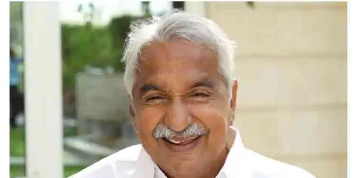 നനഞ്ഞ പടക്കമായി സോളർ പീഡന കേസ് ; ആരോപണനിഴലകറ്റി വീണ്ടും ഉമ്മൻചാണ്ടി നനഞ്ഞ പടക്കമായി സോളർ പീഡന കേസ് ; ആരോപണനിഴലകറ്റി വീണ്ടും ഉമ്മൻചാണ്ടി