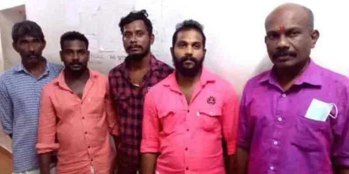 ആറ്റില് നിന്ന് മീന് പിടിക്കുന്നതിനിടെ വൈദ്യുതാഘാതമേറ്റ് യുവാവ് മരിച്ച സംഭവം ; അഞ്ചു പേര് അറസ്റ്റില് ആറ്റില് നിന്ന് മീന് പിടിക്കുന്നതിനിടെ വൈദ്യുതാഘാതമേറ്റ് യുവാവ് മരിച്ച സംഭവം ; അഞ്ചു പേര് അറസ്റ്റില്